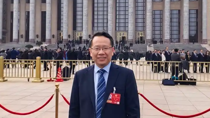 委员：应引导学生合理有度使用AI