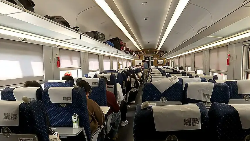 12306回应列车为无座旅客发便民凳