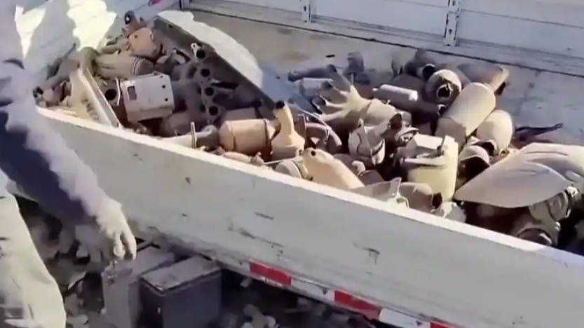 报废车黑产曝光：垃圾堆现上百个车牌