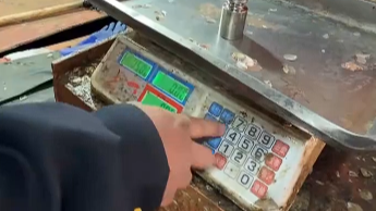 商户用“鬼秤”振振有词 现场被拆穿