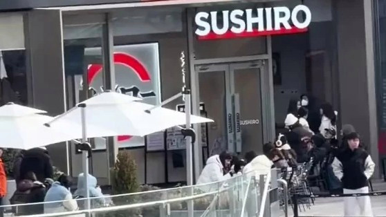 前方等位3200桌 女子排队到崩溃