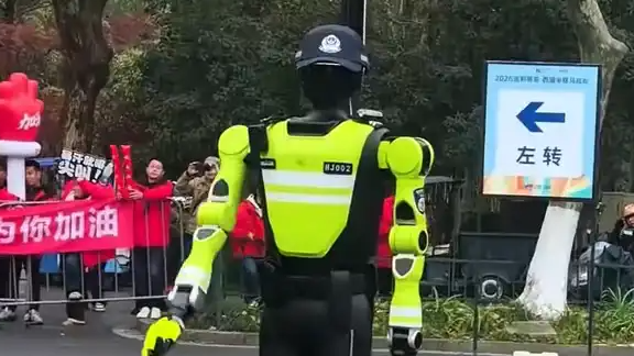 跑马拉松护航的民警居然是AI机器人