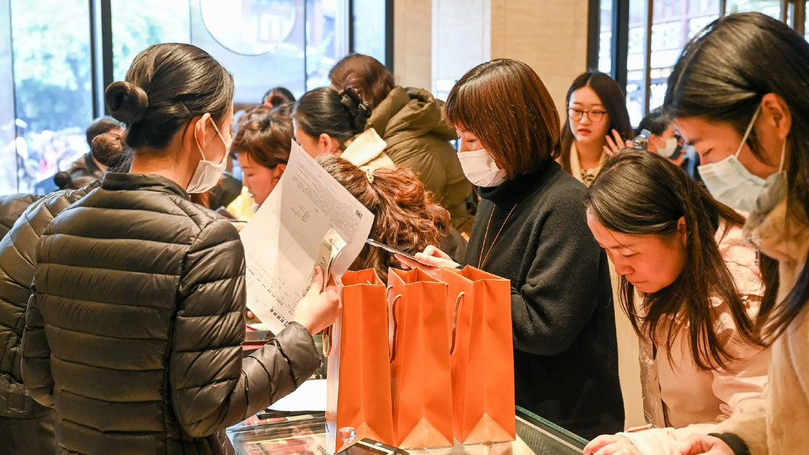 黄金市场挤满大爷大妈 里外围3层