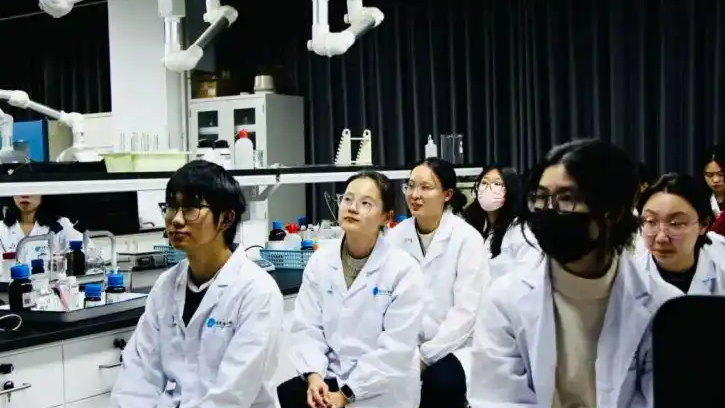 “化妆品”课热度极高！高校回应