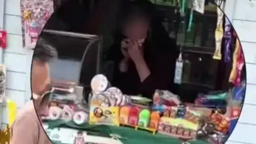 店主用牙咬开冻烤肠后售卖被指恶心