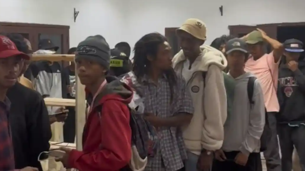 男子在非洲开“手机网吧” 生意火爆