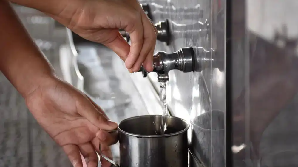 学生喝口热水都计费 这钱不烫手吗