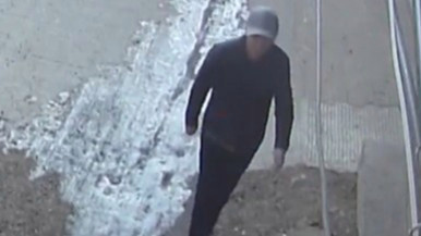 开门撞见屋主 逃跑碰上警察