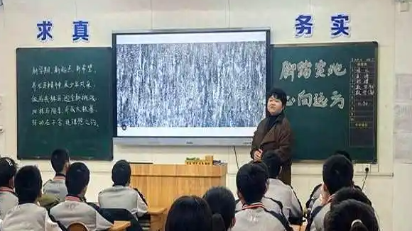 英语老师手搓AI神器 可批作文管班级