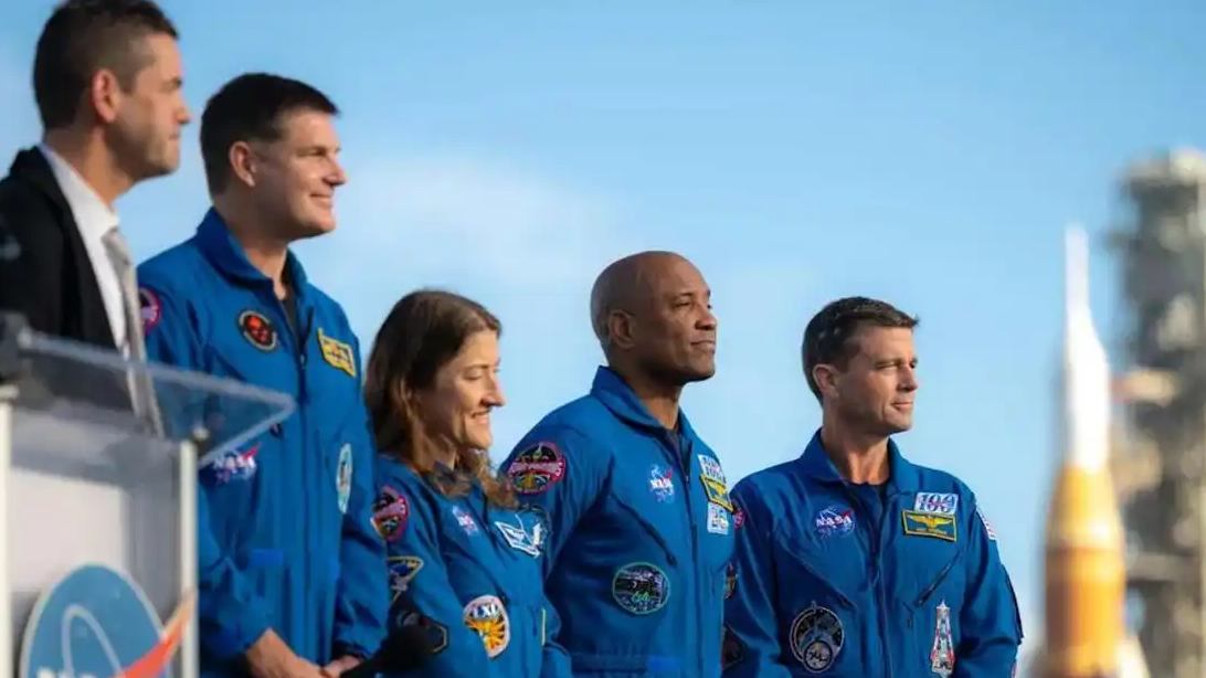 人类50多年后重返月球轨道