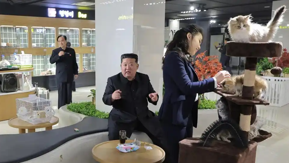 金正恩与女儿视察宠物商店 现场撸猫