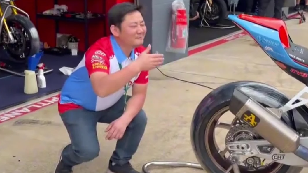 张雪称logo是找设计师600块做的