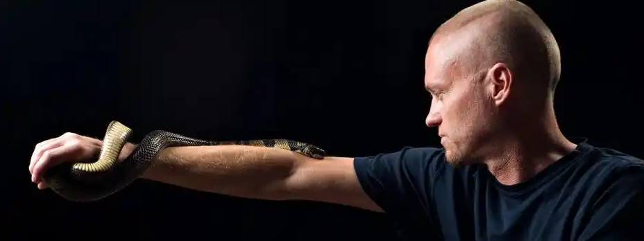 男子被毒蛇咬超200次产生抗体