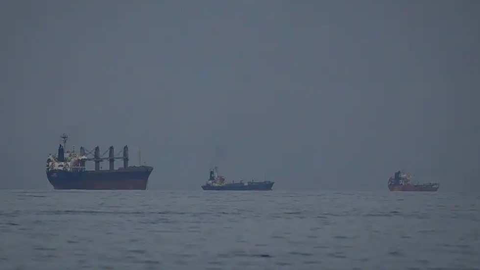 15艘船只获准通过霍尔木兹海峡