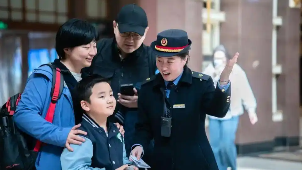 铁路清明假期单日旅客发送量创新高