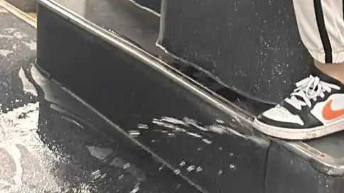珠海公交雨天车内喷水 回应：正排查