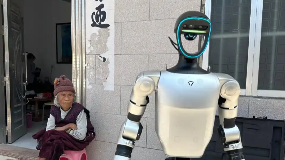 当98岁奶奶遇见1岁人形机器人