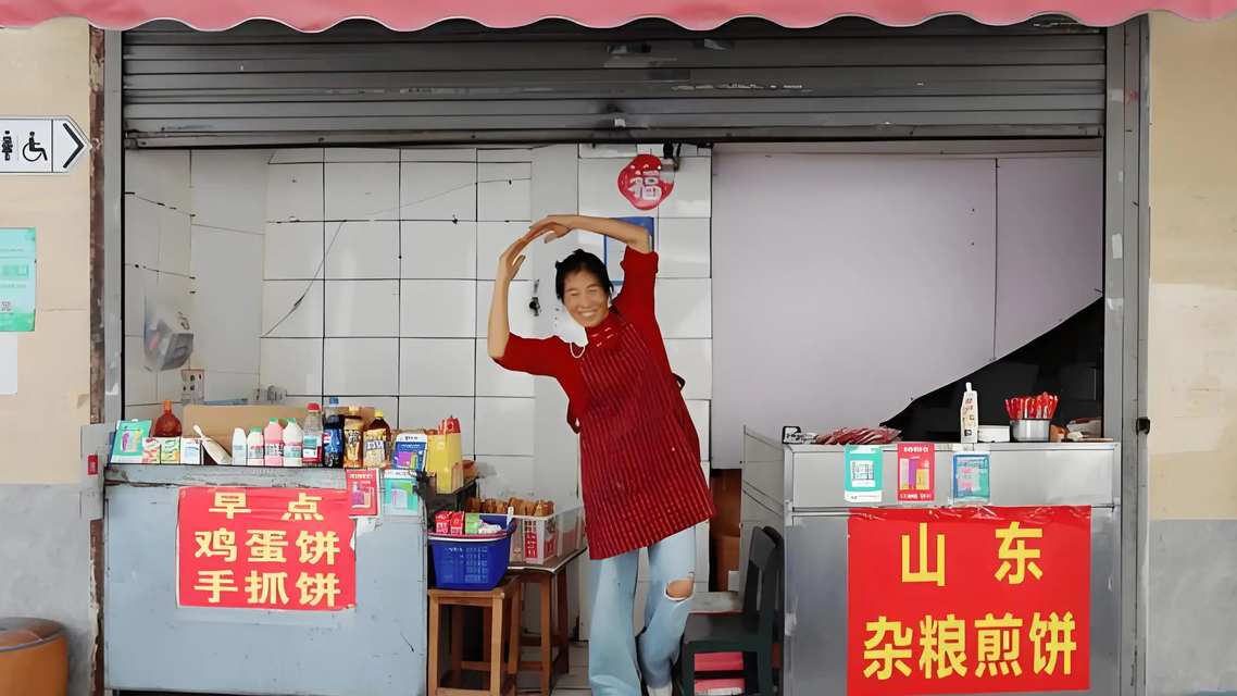 杭州菜市场55岁“蛋饼姐”突然爆火