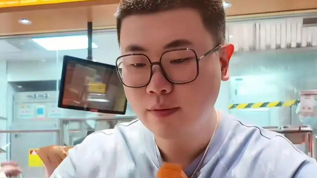 演员吕严加葱花被拒 遇见小面致歉