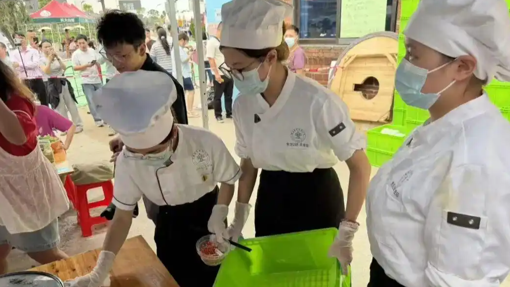 一群大学生“扛”下莫氏鸡煲客流高峰