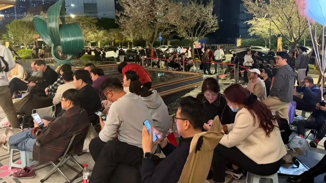 南京再现连夜排队抢房