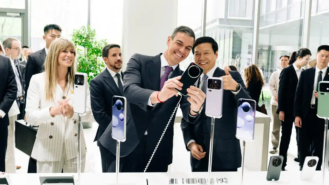 西班牙首相和雷军自拍