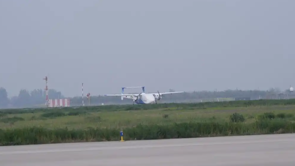 中国自研“无人飞行卡车”首飞成功