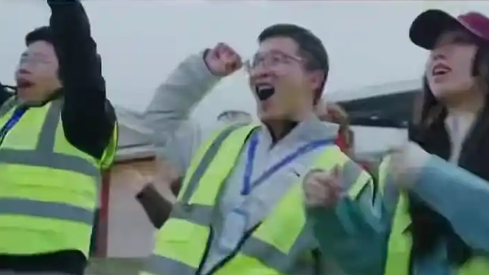 95后小伙用国产车抛飞载人飞机