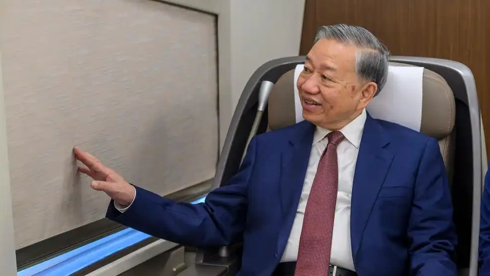 苏林乘高铁赴广西对中国高铁聊不停