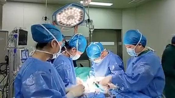 39岁高龄产妇子宫患癌仍坚持生育