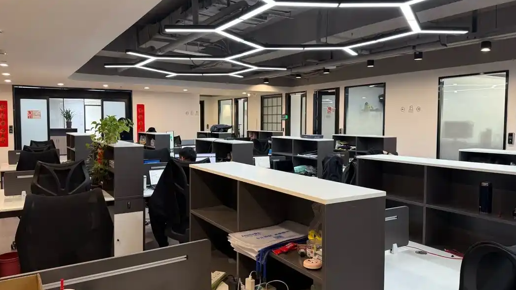 一天19.9元拎包入驻 日租工位走红