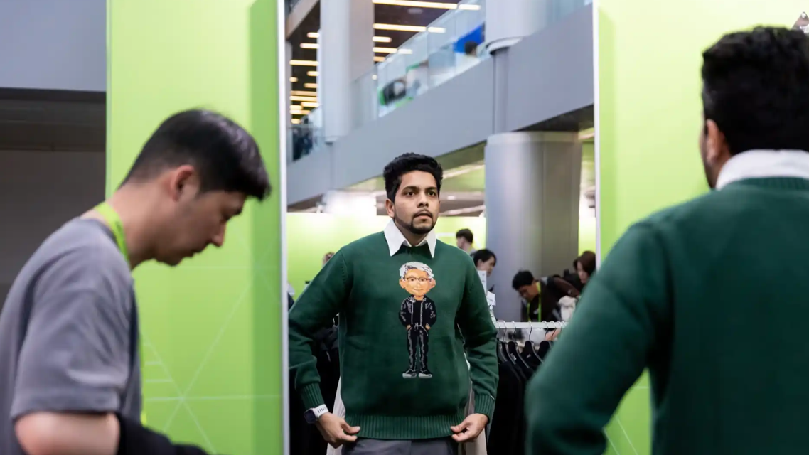 英伟达178美元“黄仁勋毛衣”走红