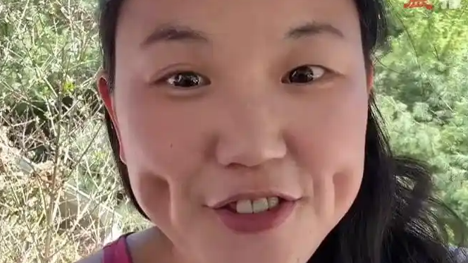 女子酒窝超大被网友怀疑是AI