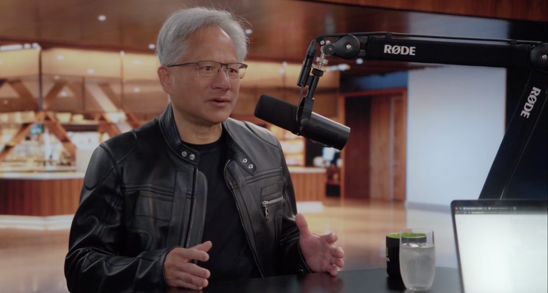 马斯克、埃里森曾请吃饭只为“求GPU”？黄仁勋最新访谈亲自辟谣，更直言：中国没有AI芯片纯属无稽之谈