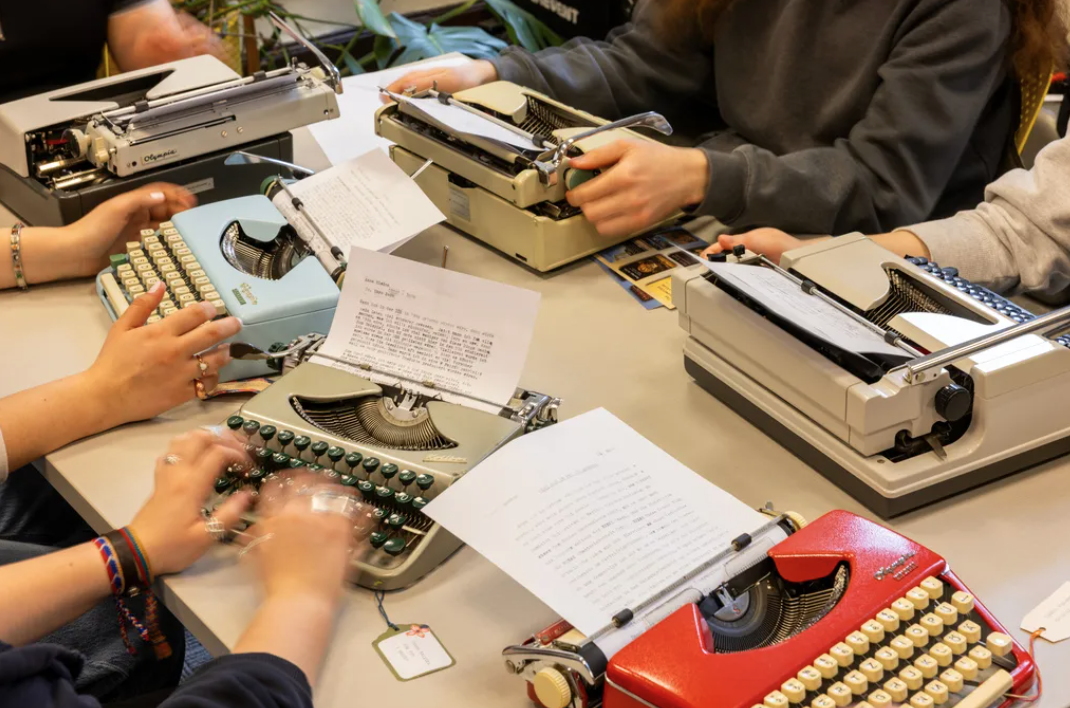 00后被逼用50年代打字机写作业？为防「AI代写」，大学教授直接搬来“老古董”，19岁大学生懵了：“我只在电影里见过！”