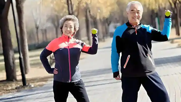 短视频“坑惨”健身的老年人