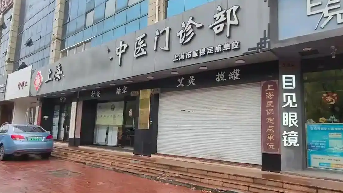 1名医生1分钟给3人“看病”26次