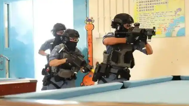香港警察持国产冲锋枪亮相