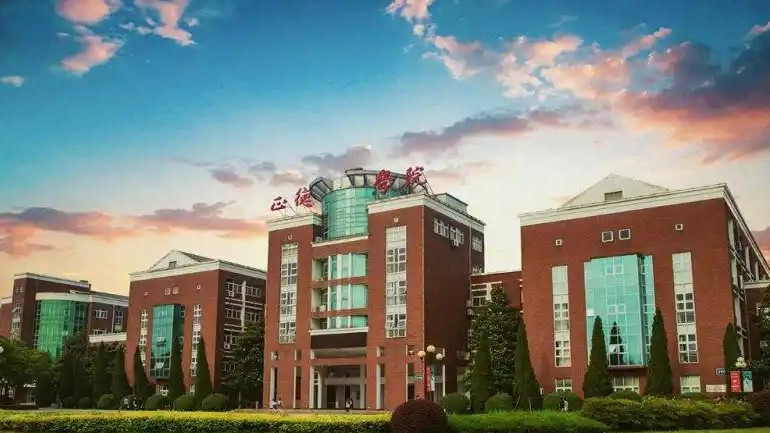 高校回应学生搬到郊外且男女混住