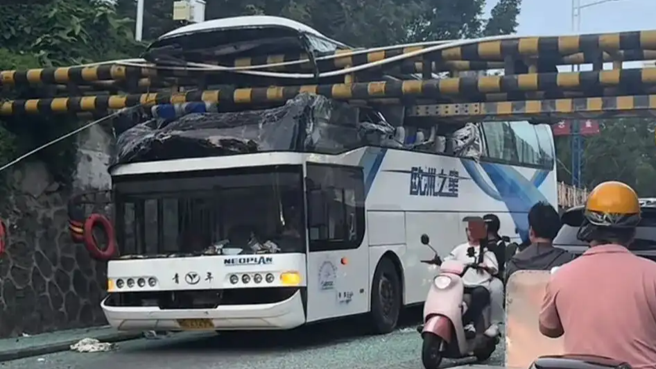 双层大巴撞上限高架 车头嵌入架中