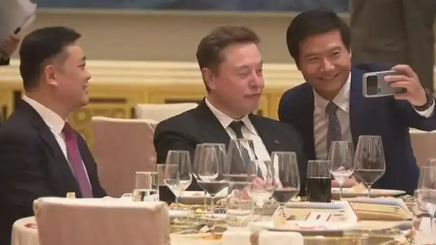 雷军与马斯克合影