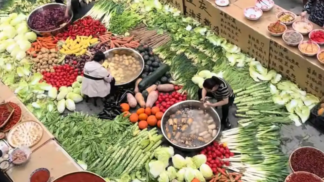 火锅店露天洗菜做饭走红 被赞像动漫