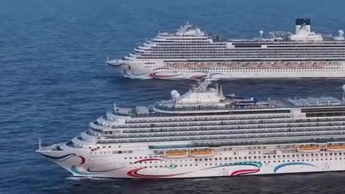 两艘国产大型邮轮首次海上同框