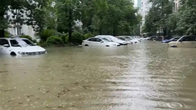 桂林一小区上百辆车遭严重泡水