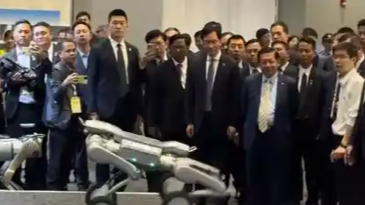 宇树机器人在缅甸总统面前秀书法