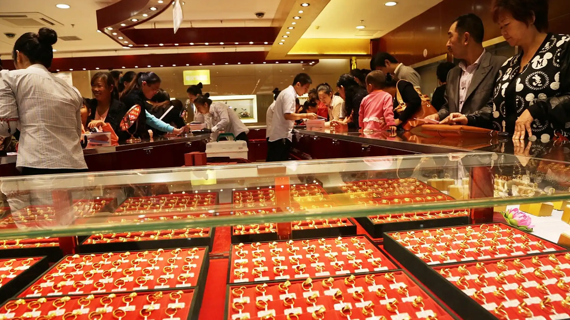 金饰克价大跌 “老铺们”也开始打折